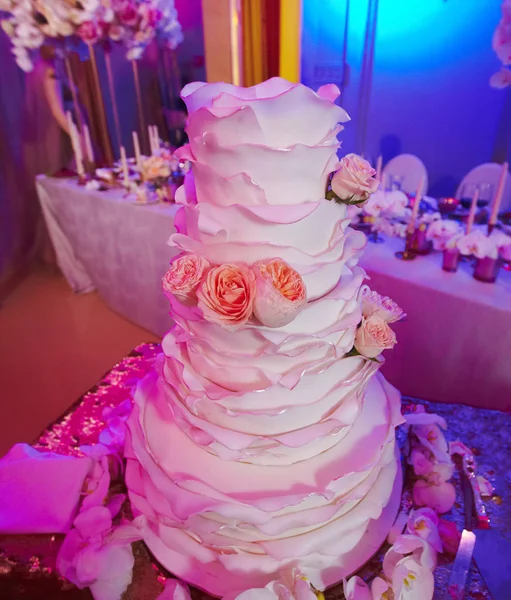 Erstaunliche weiße Hochzeitstorte mit Blumen und Schichten — Stockfoto