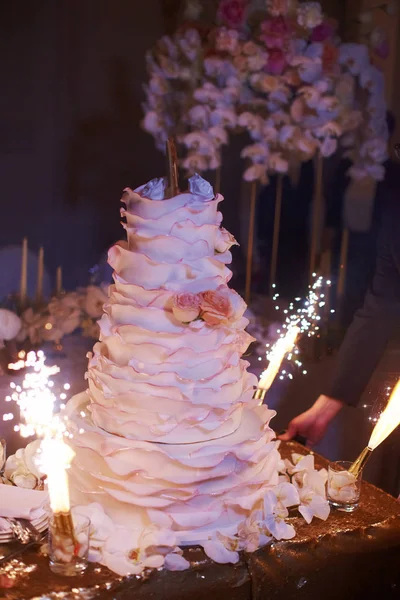 Fantastiska vita hög bröllopstårta med blommor och lager — Stockfoto