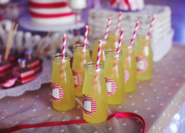 Pembe tarzı çikolata ve küçük 1 yaşında kız için yapılan ayrıntıları