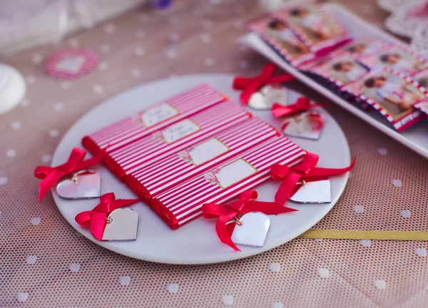 Barra de caramelo de estilo rosa y detalles hechos para niña de 1 año —  Fotos de Stock