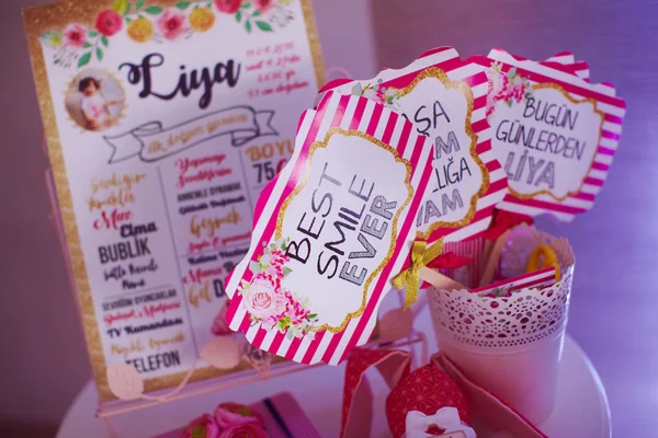 Barra de caramelo de estilo rosa y detalles hechos para niña de 1 año —  Fotos de Stock