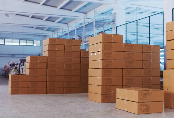 Üretim etiketleri ile dolu kutular içinde güzel parlak küçük fabrika kargo için hazırlanır