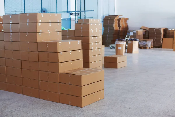 Üretim etiketleri ile dolu kutular içinde güzel parlak küçük fabrika kargo için hazırlanır