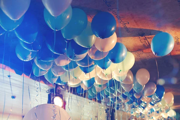 Mavi tonu helyum balon, doğum günü partisi ile satan dekore edilmiş şenlikli