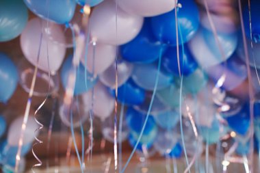 Mavi tonu helyum balon, doğum günü partisi ile satan dekore edilmiş şenlikli