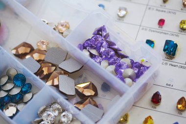 Kristalleri nakış kumaş, zarif lüks dikiş aksesuarları için