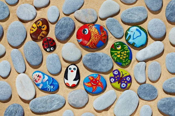 Üzerlerinde boyalı resimler ile renkli taşların çakıl shingle yuvarlak