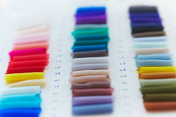 Color muestras álbum en fábrica de tela, ejemplos textiles — Foto de Stock