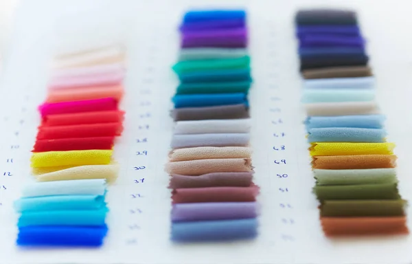 Color muestras álbum en fábrica de tela, ejemplos textiles — Foto de Stock