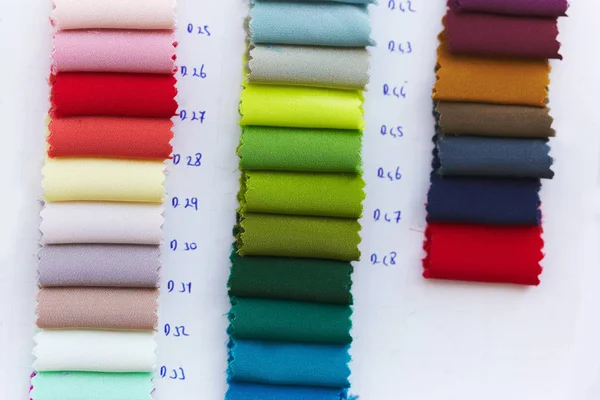 Kolor próbek album na tkaniny fabryczne, przykłady wyrobów włókienniczych — Zdjęcie stockowe