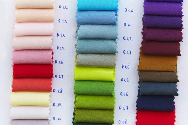 Kolor próbek album na tkaniny fabryczne, przykłady wyrobów włókienniczych — Zdjęcie stockowe