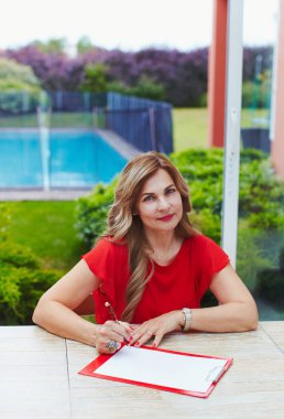 Kendini backg üzerinde havuzlu lüks ev ofisi kadına istihdam