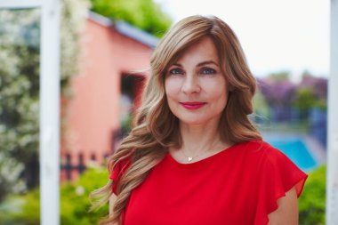 Kendini backg üzerinde havuzlu lüks ev ofisi kadına istihdam