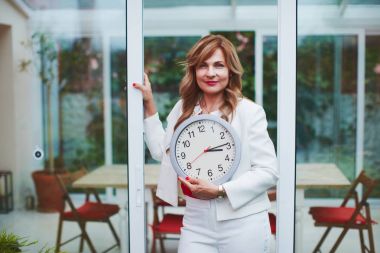 Kadın saati yaşlanma konsepti ile