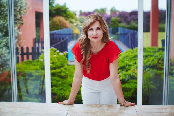 Indépendant femme à son bureau à domicile de luxe avec piscine sur backg — Photo