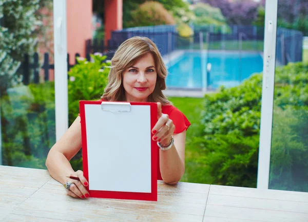 Kendini backg üzerinde havuzlu lüks ev ofisi kadına istihdam