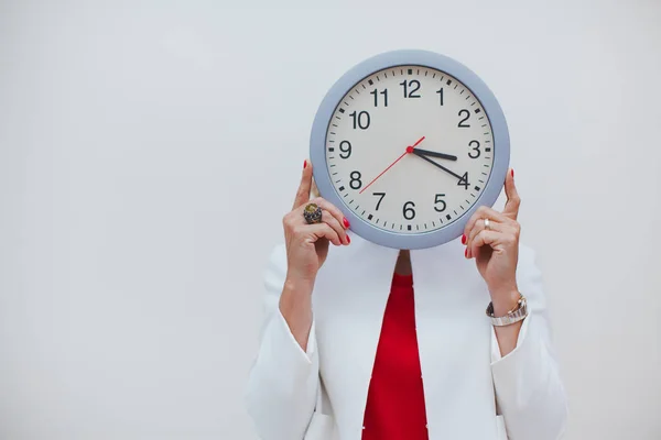 Mulher com gerenciamento de tempo do relógio e conceito de tempo biológico — Fotografia de Stock