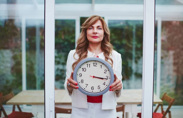 Женщина с часовым управлением и биологической концепцией времени — стоковое фото