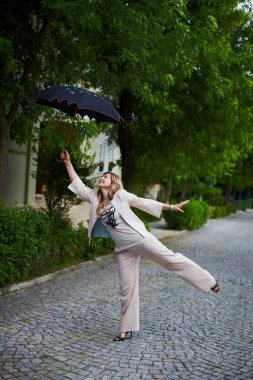 şemsiye ile yürüyen kadın