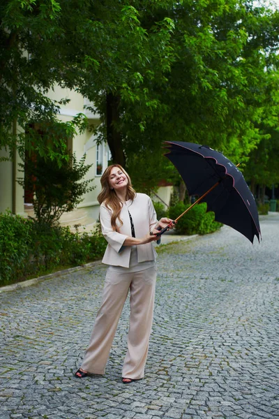 Mujer caminando con paraguas — Foto de Stock