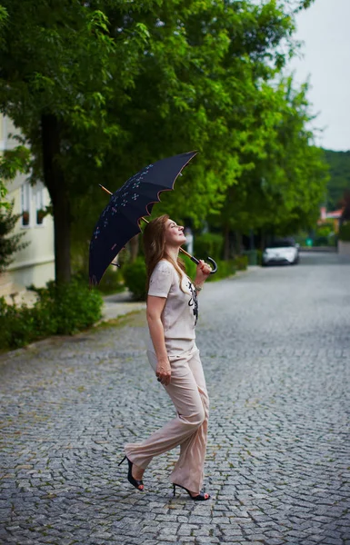 Mujer caminando con paraguas — Foto de Stock