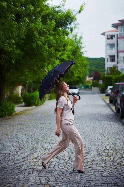 Mujer caminando con paraguas — Foto de Stock