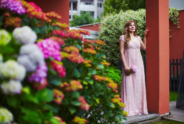 Mujer soltera en vestido de novia soñando con el matrimonio — Foto de Stock