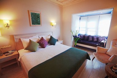 Konuklar için dekore edilmiş rahat küçük otel yatak odası