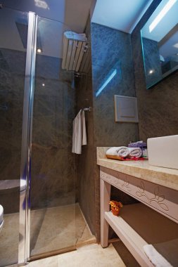 Küçük otel tuvalet ve duş