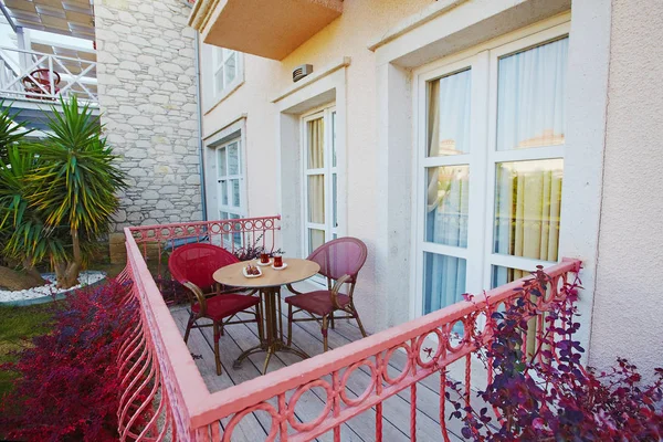 Terrasse confortable de véranda d'hôtel avec salon de jardin et thé servi — Photo