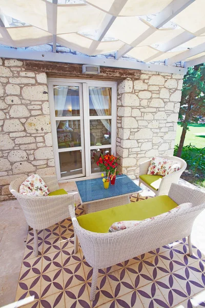 Koltuklar rahat veranda