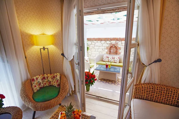 Hotel vardagsrum och sovrum med rottingmöbler och inredda för gäster — Stockfoto