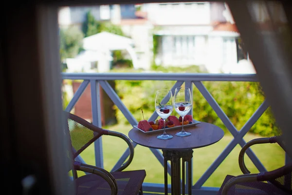 Balcon hôtel avec vue sur la piscine, vignes et fruits servis — Photo