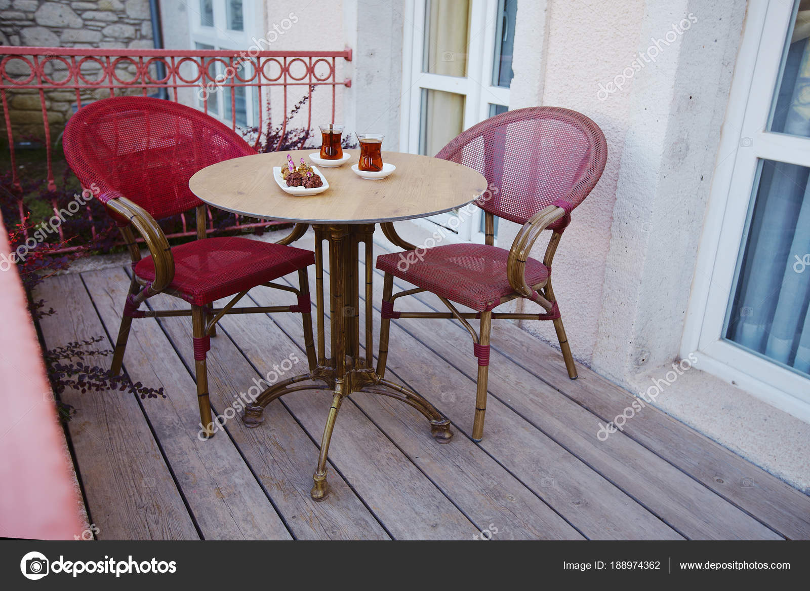 Hotel accogliente veranda terrazza con mobili da giardino e servito ... Mobili da veranda