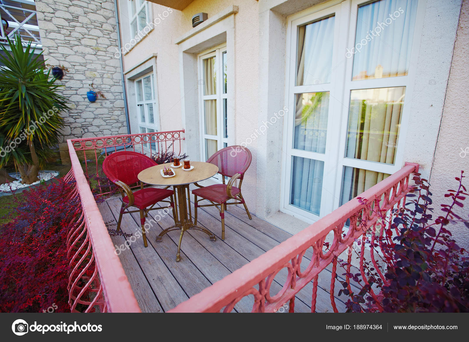 Hotel accogliente veranda terrazza con mobili da giardino e servito ... Mobili da veranda