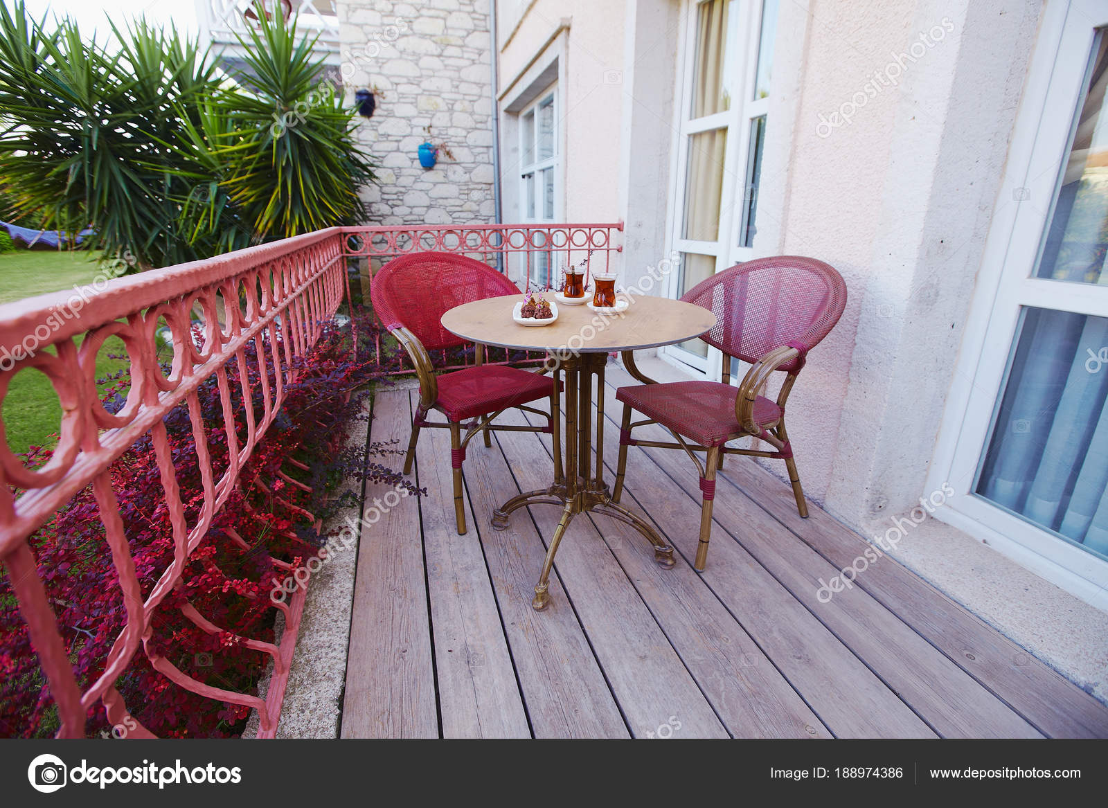 Hotel accogliente veranda terrazza con mobili da giardino e servito ... Mobili da veranda