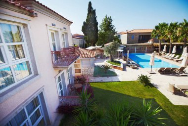 Avuç içi ve Bahçesi küçük butik otelin rahatlatıcı havuzu görünümünü