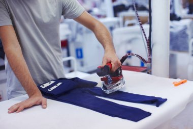 Adam işçi fabrika demir ambalaj için hazır bez üretilen