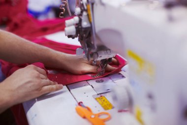 Tekstil fabrika işçilerini eller üzerine profesyonel dikiş makinesi dikiş kumaş