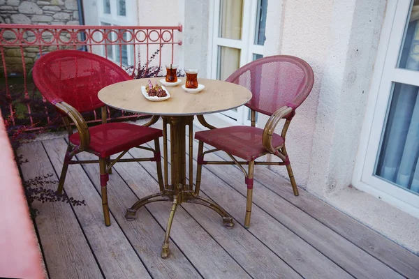 Terrasse confortable de véranda d'hôtel avec salon de jardin et thé servi — Photo