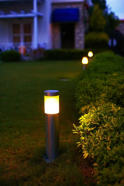 Akşam Bahçe lambası — Stok fotoğraf