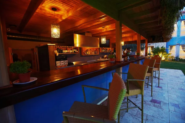 Vista sobre el bar en un pequeño hotel con bebidas —  Fotos de Stock