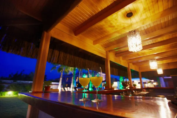 Вечірній вид на невеликий затишний бутик готелі ресторан і бар біля басейну — стокове фото