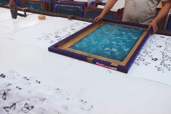 Оборудование текстильной фабрики - трафареты с узорами для печати на тканях — стоковое фото