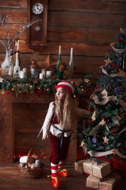 Cüce gnome kostüm küçük çocuk kız şömine oynuyor