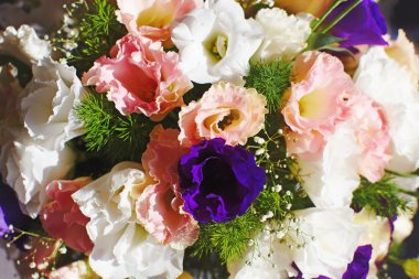 Gül ve eustoma güzel hassas düğün dekorasyon