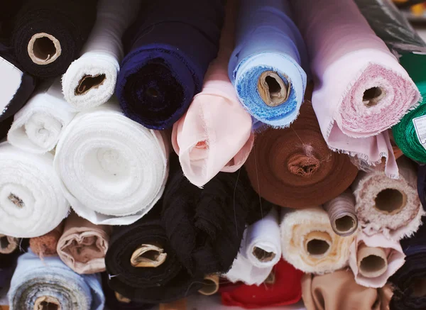 Tkanina toczy się w składzie na tkaniny fabryczne — Zdjęcie stockowe