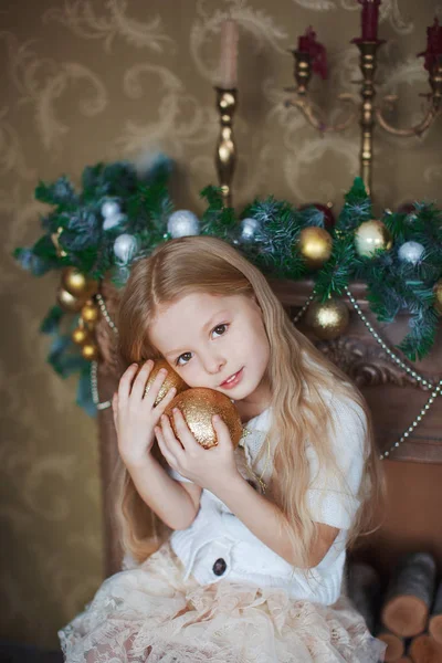 Adorável loira menina pequena em maravilhoso decorado sala de estar pr — Fotografia de Stock