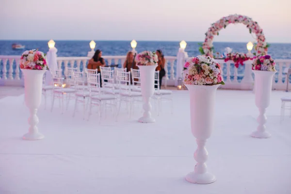 Детали свадебной церемонии на закате у моря — стоковое фото