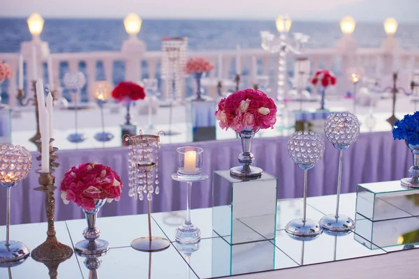 Wedding ceremony details near sea on sunset — Stock Photo, Image